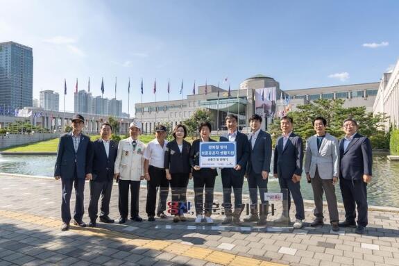 HDC현대산업개발은 광복절을 맞아 용산구 관내 보훈유공자들에 생활용품을 지원했다. HDC현대산업개발 제공