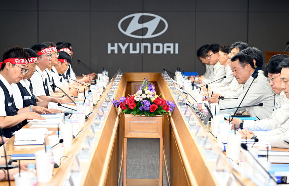 현대자동차 노사 관계자들이 6월 18일 현대차 울산공장룸에서 ‘2025년 임금 및 단체협상 교섭 상견례’를 하고 있다. 현대자동차 제공