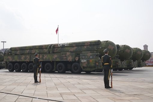 중국 대륙간탄도미사일(ICBM) ‘둥펑(DF)-61’. 핵탄두를 10개까지 탑재할 수 있고 고체연료를 사용해 발사 준비 시간이 짧다. 뉴시스 