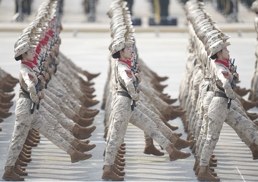 9월 3일 중국 전승절 80주년 열병식에서 인민해방군 병사들이 ‘거위걸음’으로 행진하고 있다. 뉴시스