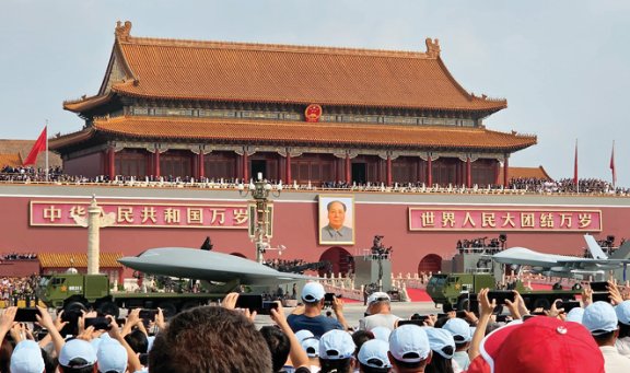 중국 베이징 톈안먼광장에서 열린 전승절 80주년 열병식에서 중국은 자국산 무인기들을 공개했다. 뉴시스 