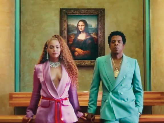 가수 비욘세(왼쪽)와 제이지 부부가 프랑스 파리 루브르박물관을 배경으로 촬영한 ‘에이프싯(APESHIT)’ 뮤직비디오의 한 장면. 루브르박물관은 이 뮤직비디오에 등장하는 작품을 중심으로 ‘아트 투어 프로그램’을 마련했고, 관람객이 급증하는 효과를 봤다. 유튜브 채널 Beyonce′ 캡처