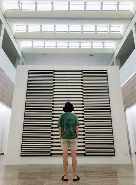 미술 애호가로 알려진 방탄소년단(BTS) 멤버 RM이 국립현대미술관 과천관에서 열린 ‘이승조 도열하는 기둥’ 전을 감상한 뒤 소셜미디어에 올린 사진. 인스타그램 rkive 계정 캡처