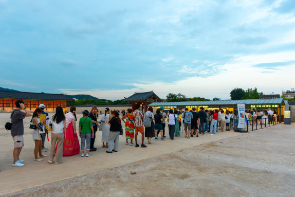 경복궁 야간 관람권을 구매하려는 사람들이 매표소 앞에 줄지어 서 있다. 홍태식