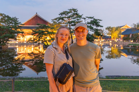 경복궁 야간 관람을 하고 있는 폴란드 관광객 안야 씨와 마테오 씨 부부. 홍태식