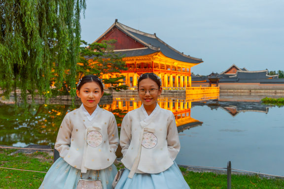 한복을 입고 경복궁을 찾은 초등학생 이도영, 민선하 양. 홍태식