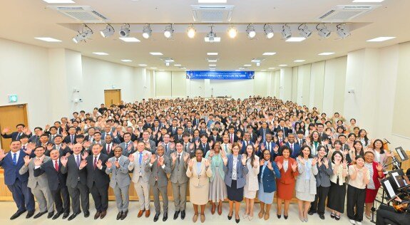 송도국제도시와 인접한 ‘인천송도 하나님의 교회’ 헌당식에서 국내외 신자들이 헌당을 축하하고 있다. 하나님의 교회 제공
