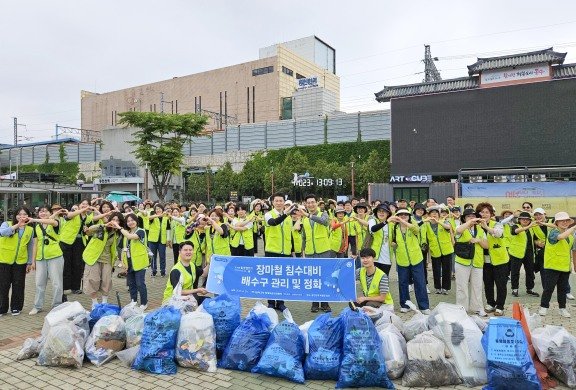 하나님의 교회 봉사자 110여 명은 장마철 침수 예방을 위해 6월 29일 동인천역 일대 배수구를 청소해 쓰레기 약 200kg을 수거했다. 하나님의 교회 제공