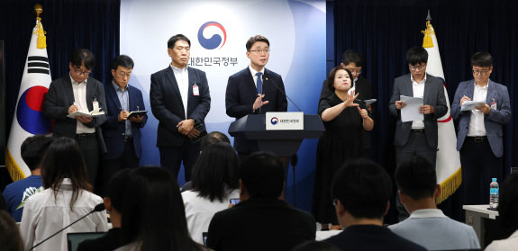 류제명 과학기술정보통신부 제2차관이 9월 10일 정부서울청사에서 KT 고객 무단 소액결제 사고 관련 브리핑을 하고 있다. 뉴스1