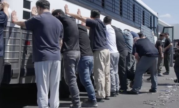 미국 이민세관단속국은 9월 4일(이하 현지 시간) 조지아주 서배너에 있는 현대자동차와 LG에너지솔루션의 합작배터리 공장(HL-GA)을 급습해 한국인 300여 명을 쇠사슬 등으로 묶어 구금했다. 미국 이민세관단속국 홈페이지 캡처