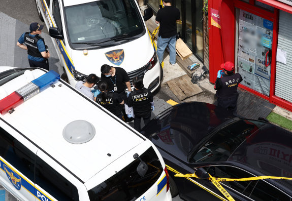 9월 3일 서울 관악구 조원동에 있는 한 피자 프랜차이즈 가맹점에서 점주 A 씨가 본사 직원 1명과 인테리어 업체관계자 2명을 흉기로 살해했다. 사진은 사건 당일 범행이 일어난 가맹점 앞 모습. 뉴스1