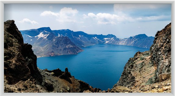 백두산 천문봉에서 바라본 천지. 천지는 물의 본질적 운동성인 ‘수직 상승’을 보여주는 대표적 사례다. 동아DB