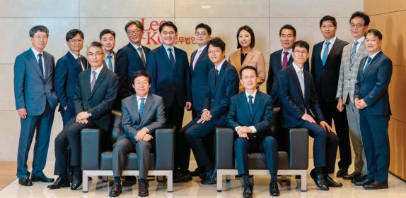 법무법인 광장 노동 컴플라이언스팀의 이상현 변호사, 안경덕 고문, 김기현·진창수·함승완 변호사(앞줄 왼쪽부터)와 이경훈·강동혁·박양호·송현석·성창호·이주현·김소영 변호사, 이용희 노무사, 김영진 변호사, 신인재 고문, 강원복 노무사(뒷줄 왼쪽부터). 홍태식