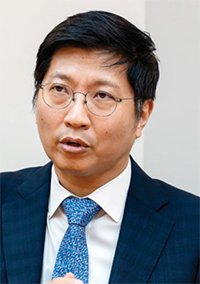 김영진 변호사. 홍태식