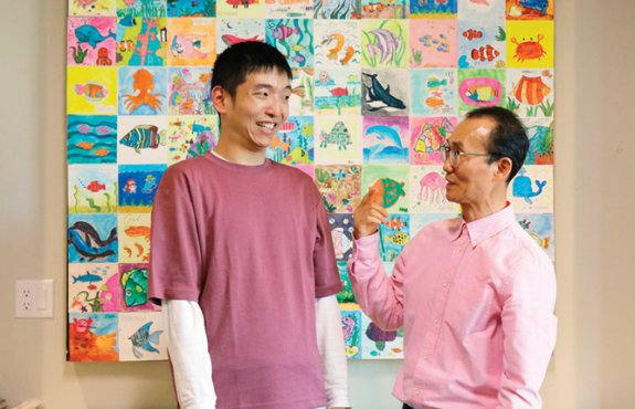 자폐성 장애가 있는 이민석 씨(가명·왼쪽)와 캐나다 밴쿠버에서 이 씨에게 ‘홈셰어’ 서비스를 제공하는 김재식 씨. 김재식 제공 