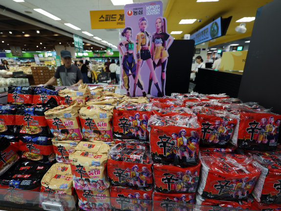 서울 시내 한 마트에 농심과 넷플릭스가 협업한 ‘케이팝 데몬 헌터스’ 스페셜 제품이 진열돼 있다. 뉴스1