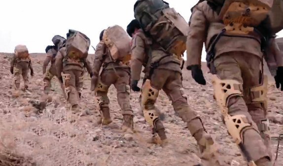최근 중국군이 공개한 선전 영상에서 강화외골격 슈트를 착용한 군인들이 행군하고 있다. 중국군 선전매체 캡처 