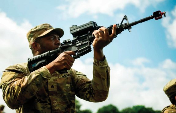 미국 육군 병사가 드론 대응용 장비 ‘스매시’를 장착한 M4A1 소총을 겨누고 있다. 최근 전투 장비가 다종다양해지면서 보병이 감당해야 하는 군장도 무거워지고 있다. 미국 국방부 제공 