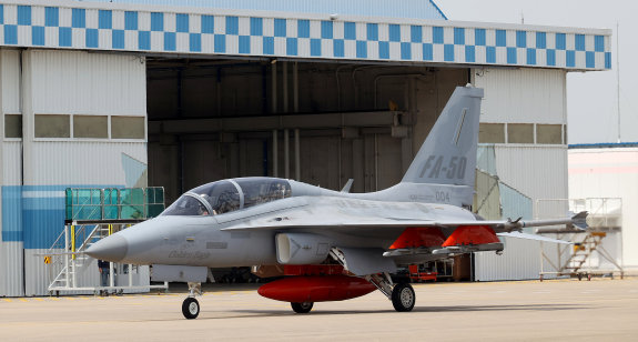 한국항공우주(KAI)가 미국 해군 고등훈련기 사업을 수주할 것이란 기대감에 장 초반 강세를 보였다. 사진은 국산 전투기 FA-50 시제기. KAI 제공
