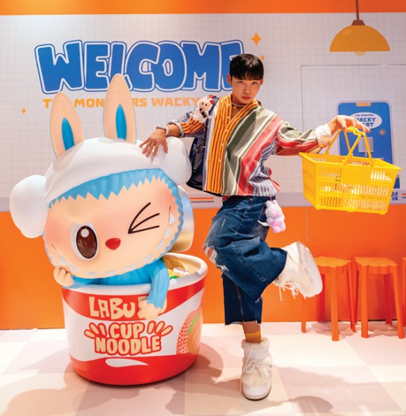 크리에이터 큐영이 라부부 피겨 옆에서 포즈를 취하고 있다. 홍태식 