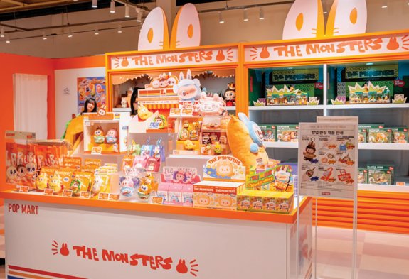 팝업스토어 ‘라부부의 수상한 편의점’ 내 상품존. 한정판 8종을 비롯해 다양한 제품을 판매하고 있다. 홍태식 