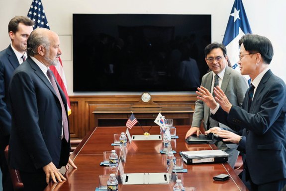 김정관 산업통상자원부 장관(오른쪽)이 7월 24일(현지 시간) 미국 워싱턴DC 상무부 회의실에서 하워드 러트닉 미 상무장관과 면담을 하고 있다. 산업통상자원부 제공