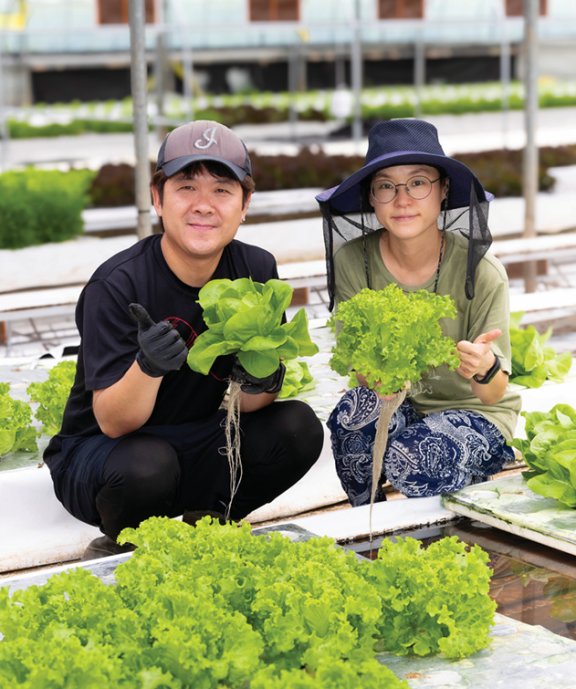 청년 농부 부부 정해용 씨(왼쪽)와 임아람 씨가 직접 재배한 작물을 들어 보이고 있다. 박해윤 기자