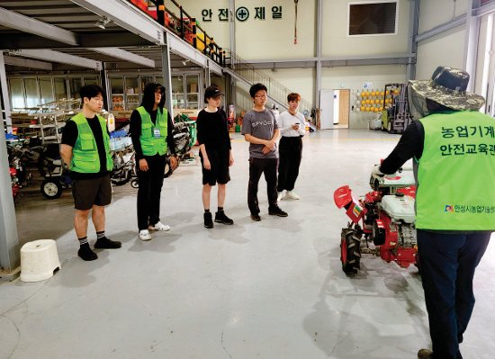 청년농부사관학교 교육생들이 농기계 사용법을 배우고 있다. 농협창업농지원센터 제공