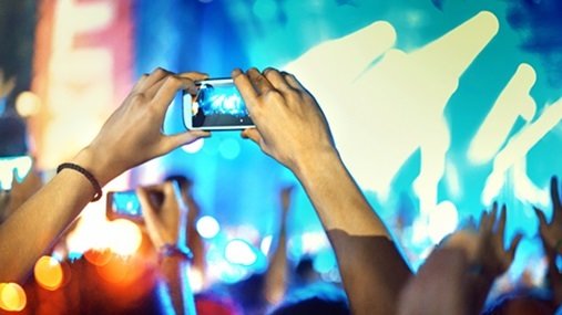 최근 객석 캠, 휴대전화 촬영 등 콘서트에서 몰입을 방해하는 행위에 대한 비판이 커지고 있다. GETTYIMAGES
