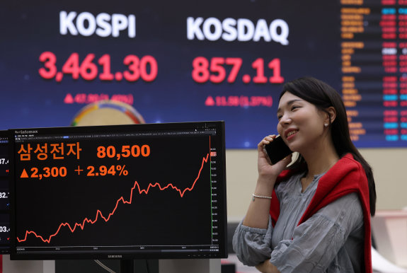 삼성전자가 1년 1개월만에 ‘8만전자’ 고지에 올랐다.  삼성전자 주가는 9월 18일 전일 대비 2.9% 오른 8만 500원에 마감하며 52주 신고가를 새로 썼다. 뉴스1