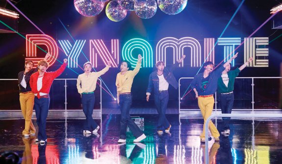BTS(방탄소년단)가 2020년 10월 미국 NBC 인기 프로그램 ‘지미 팰런쇼’에 출연해 빌보드 ‘핫100’ 정상에 오른 ‘다이너마이트(Dynamite)’를 열창하고 있다. 빅히트엔터테인먼트 제공