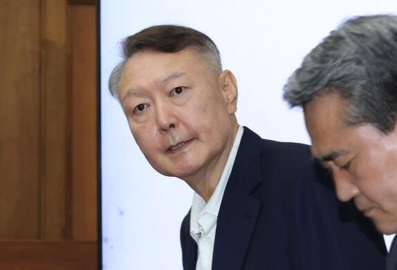 윤석열 전 대통령이 9월 26일 서울 서초동 서울중앙지법에서 열린 특수공무집행방해 혐의 첫 공판에 출석했다. 사진공동취재단