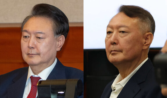 윤석열 전 대통령이 6월 23일 내란 우두머리 혐의 사건 8차 공판에 출석했을 때 모습(왼쪽)과 9월 26일 특수공무집행방해 혐의 첫 공판에 출석한 모습. 뉴스1‧사진공동취재단