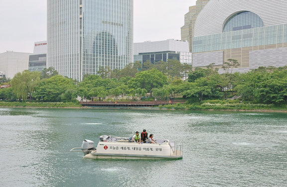 롯데는 2021년 8월부터 꾸준히 석촌호수 수질 개선 사업을 진행하고 있다. 롯데 제공