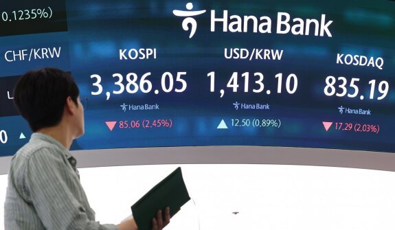 9월 26일 서울 중구 하나은행 딜링룸 전광판에 코스피 종가 3386.05가 표시되고 있다. 뉴시스