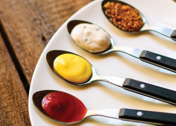 케첩, 마요네즈, 드레싱 같은 소스에는 킬레이트제인 ‘에틸렌다이아민사아세트산(EDTA)’이 들어 있다. GETTYIMAGES 