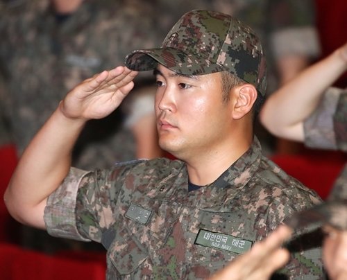 이재용 삼성전자 회장의 장남 이지호 씨가 9월 23일 경남 진해 해군사관학교에서 열린 입교식에서 경례를 하고 있다. 뉴스1