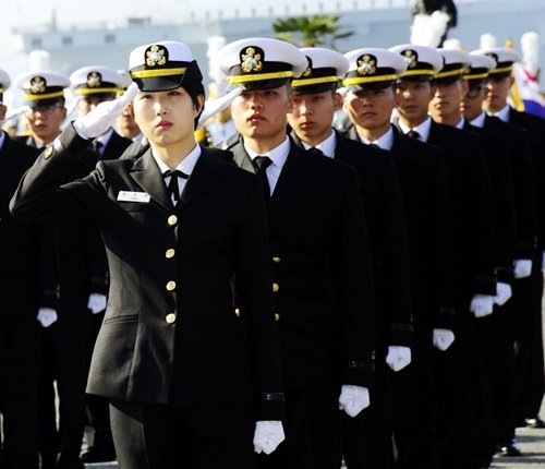 최태원 SK그룹 회장의 차녀 최민정 씨(맨 앞)는 2014년 11월 해군 소위로 임관했다. 뉴스1