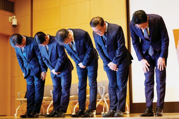 조좌진 롯데카드 대표이사 등이 9월 18일 서울 중구 부영태평빌딩에서 사이버 침해 사고와 관련해 고객에게 사과하고 있다. 동아DB