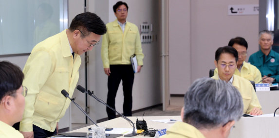 윤호중 행정안전부 장관이 9월 29일 오전 정부세종청사 중앙재난안전상황실에서 열린 국가정보자원관리원 화재 관련 중앙재난안전대책본부 회의에 앞서 국민에게 사과하고 있다. 뉴스1 