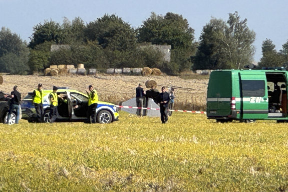 경찰들이 9월 10일 폴란드 보힌에서 당국이 추격한 물체 잔해를 조사하고 있다. 도날트 투스크 폴란드 총리는 이날 오전 러시아 드론이 자국 영공을 침범했다면서 격추 사실을 확인했다고 밝혔다. 뉴시스