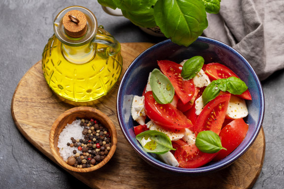 신선한 채소와 올리브유 등으로 구성된 지중해식 식단. GETTYIMAGES