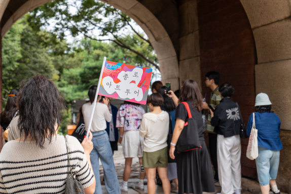 종로 아트 투어 참가자들이 창의문 천장의 봉황 문양에 대한 해설을 듣고 있다. 홍태식
