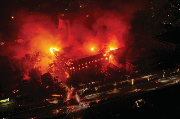 9월 9일(이하 현지 시간) 네팔 카트만두에 있는 람 찬드라 파우텔 대통령 관저가 반정부 시위대의 방화로 불타고 있다. 뉴시스