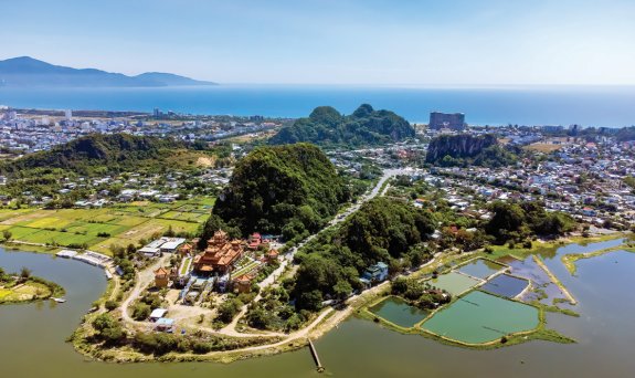 베트남 다낭의 ‘마블 마운틴(Marble Mountain)’ 관광지. 목·화·토·금·수 오행을 상징하는 5개의 산을 한꺼번에 만나볼 수 있는 곳이다. GETTYIMAGES