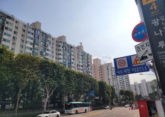 서울지하철 5호선 광나루역에서 바라본 광진구 광장극동1·2차 아파트. 김우정 기자