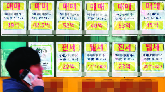 서울 강남구 한 부동산공인중개사사무소에 아파트 시세가 표시돼 있다. 뉴시스