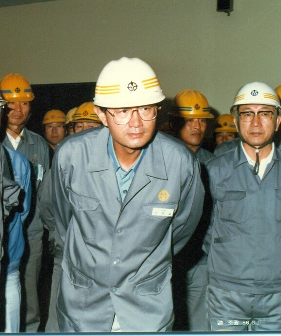                                   최창걸 고려아연 명예회장이 생전 제련소 현장을 둘러보는 모습. 고려아연 제공