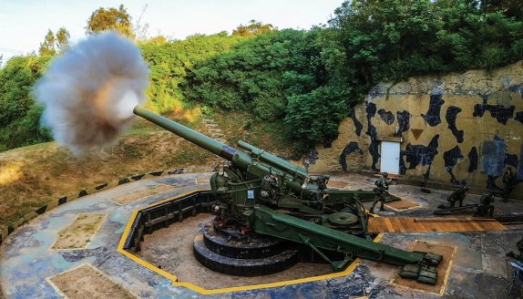 대만군이 중국과 마주한 진먼섬에서 해안포 발사 훈련을 하고 있다. 뉴시스