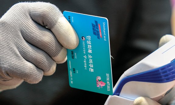 10월 1일 서울 종로구 청량리종합시장에서 한 상인이 민생회복 소비쿠폰으로 결제를 하고 있다. 뉴시스